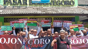 Masa Jabatan Bupati Bojonegoro Berakhir, Warga Gelar Aksi Cukur Gundul