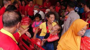 Ribuan Warga Tulungagung Antre Sembako 5 Jam di Klenteng Tjoe Tik Kiong