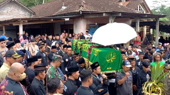Tabrak Pemotor, Peracik STMJ Sidoarjo, Korban Asal Trenggalek Dimakamkan