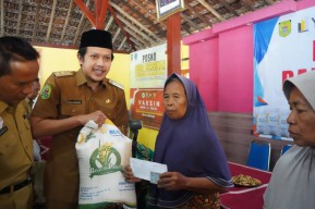 Mas Syah Bareng Forkopimda Trenggalek Salurkan Bantuan Pangan Tahap 2, Tekan Laju Inflasi