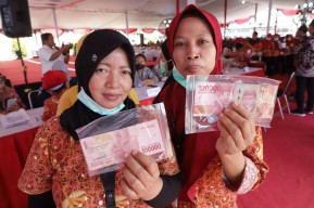 3.044 Pekerja Sigaret Kretek Tangan di Surabaya Terima BLT DBHCHT, Full Senyum!
