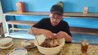Kuliner Legendaris Kediri Gulai Kaki Kambing Mbah Murtini, Bisa Request Kepala Utuh