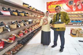 Rombongan Pemkab Paser Borong Sepatu dan Batik Kota Mojokerto