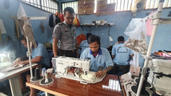 Warga Binaan Rutan Gresik Bisa Produksi Celana Tactical hingga Baju Chef, usai Ikuti Pelatihan Konveksi