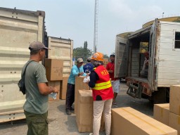 Pelindo Regional 3 Berikan Bantuan untuk Warga Terdampak Kebakaran Hutan