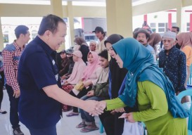 Bagikan BLT DBHCHT untuk Warga 5 Desa di Jember, Bupati Hendy: Laporkan Rokok Ilegal!