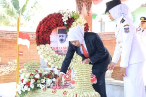 Jelang HUT ke-78 Provinsi Jatim, Khofifah Ziarah ke Makam Gubernur Soerjo di Magetan