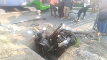 Terperosok Lubang Galian, Pemotor di Kediri Tewas Terbentur Bodi Ekskavator