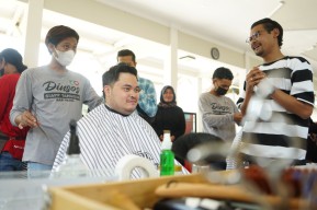Uji Hasil Pelatihan Dinas Sosial, Pria ini Jajal Potong Rambut Bupati Kediri