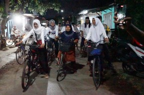 Hari Santri 2023, Ibu-ibu di Kediri Gowes Malam ke Makam-makam Auliya