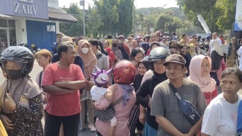 Emak-emak Gendong Bayi Rela Antre Sembako Murah di Kediri, Harga Beras Kapan Turun?