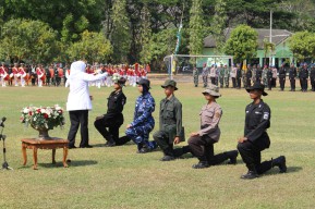 Gubernur Khofifah Siram Siswa SMA Taruna Jatim di Kediri dengan Air Bunga