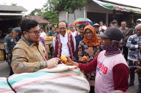 Mas Dhito Cek Pasar Buah Banyakan, Minta Petani Mangga Podang Tidak Boosting