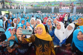 Peringatan Hari Guru Sedunia, Gubernur Khofifah Ingatkan Kunci Cetak Generasi Emas 2045