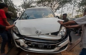 Mobil Sekeluarga Masuk Sawah di Bangkalan, Sopir Ngantuk usai Kondangan