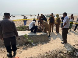Mayat Bayi Tersangkut Tali Jangkar Kapal Nelayan Tuban