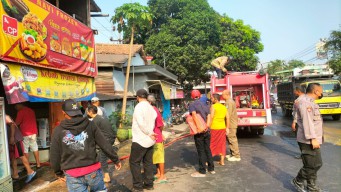 Toko Frozen Food di Babat Lamongan Hangus Terbakar