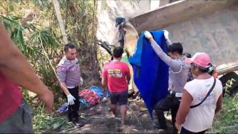 Dump Truk Hantam Jembatan lalu Terjun Bebas ke Sungai Gondang Bojonegoro, Sopir Tewas