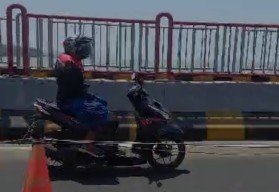 Viral Pengendara Motor Lepas Setir di Suramadu, Polres Bangkalan Cari Pelaku