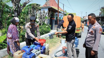 Kemarau Panjang, Polres Gresik Bagikan 25 Ribu Liter Air Bersih untuk Warga Tumapel