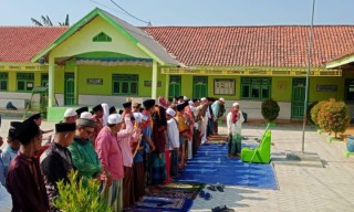 Kekeringan, Ratusan Warga Pamekasan Gelar Salat Istisqa Meminta Hujan
