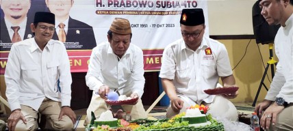 Potong 8 Tumpeng, Gerindra Gresik Doakan Prabowo jadi Presiden RI ke-8