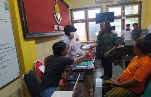 Pria Bersenpi dan Sajam saat ke TPS Bangkalan, Polisi: Motifnya Jaga Diri