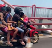 Aksi Pemotor Bonceng 5 Penumpang di Suramadu Bikin Melongo, Jangan Ditiru!