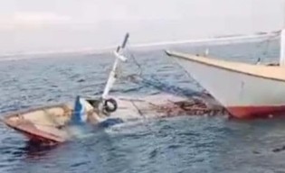 Tabrak Karang, Kapal Bermuatan 10 Ton Kelapa Terbalik di Sumenep