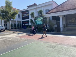 Tarikan Sumbangan Viral di Medsos Kepala SMPN 1 Ponorogo Tunda Pembelian Innova, Pos Lainnya Bagaimana?