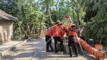 Aksi BPBD Ponorogo Selamatkan Kambing Tercebur Sumur 20 Meter