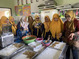 Keren! Kelompok Wanita Tani di Ponorogo Diajari Kembangkan Pengolahan Ikan Lele jadi Keripik