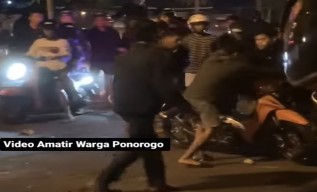 Warga Ponorogo Hancurkan Motor Pembalap Liar