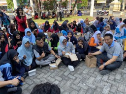 Ratusan Siswi di Ponorogo Minum Tablet Tambah Darah Bersama Kang Giri Guna Cegah Stunting