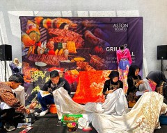 Tamu Hotel Aston Sidoarjo Diajari Cara Membuat Batik Canting