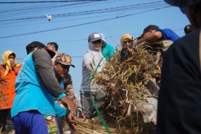 Aktifkan Lagi Prokasih, Ning Ita dan Warga Kota Mojokerto Bersihkan Kali