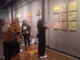 Ketika yang Besar Lebih Diperhatikan, 150 Lukisan 30 Senti Berjubel Penuhi Dinding Galeri Surabaya