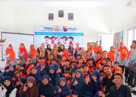 Bakti Sosial, Rotary Club Of Sidoarjo Beri Edukasi Kesehatan Reproduksi pada Siswi SLB