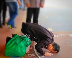 Bebas Murni, Satu Napiter Lapas Kelas I Surabaya Lakukan Sujud Syukur