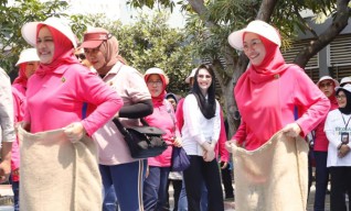 Ibu Negara Iriana Joko Widodo Balap Karung di Surabaya, Menang Gak Ya?