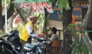 Golkar Surabaya Bagi-bagi Air, Toni: Subjek Politik Harus Bermanfaat