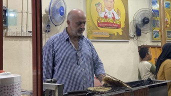 Menikmati Sajian Timur Tengah di Warung Kaki Lima Kediri, Dimasak Langsung Orang Lebanon