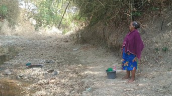 Warga Dayukidul Bojonegoro Lewati Jalan Terjal Ratusan Meter untuk Bisa Mandi di Cublik