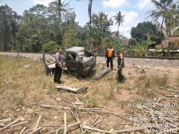 Mobil Pikap Terserempet Kereta Api di Perlintasan Blitar hingga Rusak Parah