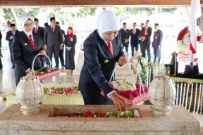 Peringati HUT Jatim ke-78, Gubernur Khofifah Pimpin Ziarah ke Makam Bung Karno