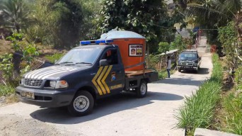 Mobil Patroli Gentong Polsek Dongko, Terjang Medan Ekstrem Distribusikan Air Bersih