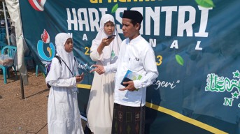 Aksi Jurnalis Cilik MI Darun Najah II Banyuwangi Meliput Hari Santri 2023