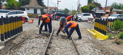 Antisipasi Kereta Anjlok, Daop 7 Madiun Perbaiki Geometri di Perlintasan Tulungagung
