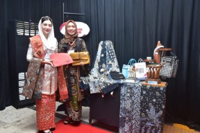 Novita Hardini Pamerkan Produk Unggulan Trenggalek dalam Kunjungan Iriana Jokowi