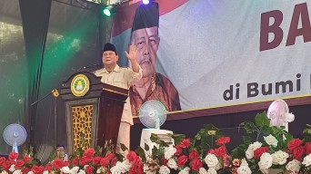 Sowan ke Ponpes Sunan Drajat Lamongan, Prabowo Bicara Hilirisasi Era Jokowi